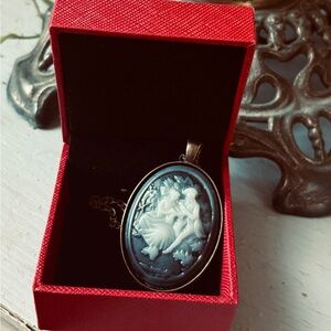 Vintage Cameo Pendant Necklace